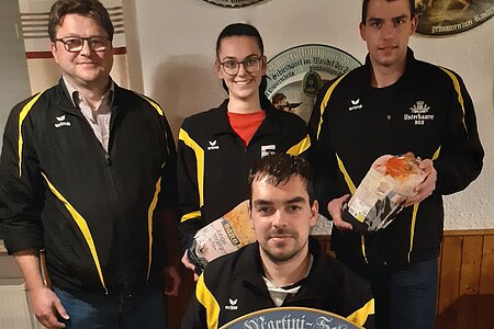 stehend von links nach rechts: 1. Schützenmeister Bernhard Schoder, Verena Schoder, Lukas Neff, sitzend vorne: David Bogatzki.
