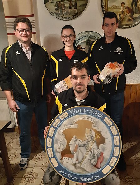 stehend von links nach rechts: 1. Schützenmeister Bernhard Schoder, Verena Schoder, Lukas Neff, sitzend vorne: David Bogatzki.