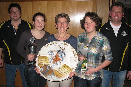v.l. 1. Vorstand Bernhard Schoder, Paula Schmidberger, Anna Schmidberger, 1. Sportleiter Josef Rehm
