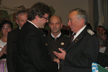 Bernhard Schoder (links) erhält vom Bezirksschützenmeister Eberhard Schuhmann (rechts) das Protektor-Abzeichen