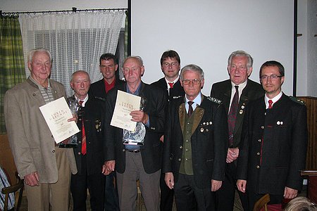 v.l. Ludwig Neff sen., Ehrenvorstand Manfred Mayr sen., Bürgermeister Günter Gamisch, Josef Neff sen., 1. Schützenmeister Bernhard Schoder, Gauschützenmeister Karl Mosch, Gauehrenschützenmeister Felbermeir Martin, 2.Schützenmeister Markus Mayr