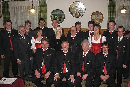 (vordere Reihe v. l.) Josef Rehm, Manfred Mayr sen. , Albert Kranz, Manfred Mayr jun., (mittlere Reihe v. l.) Karl Mosch, Claudia Habermayr, Regina Kranner, Stephan Raudensky, Monika Mayr, Markus Mayr, (hintere Reihe v. l.) Bernhard Schoder, Erwin Neff, Mario Zöller, Peter Steiner, Markus Schmid, Georg Mayer, Christian Zimmerer.