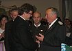 Bernhard Schoder (links) erhält vom Bezirksschützenmeister Eberhard Schuhmann (rechts) das Protektor-Abzeichen