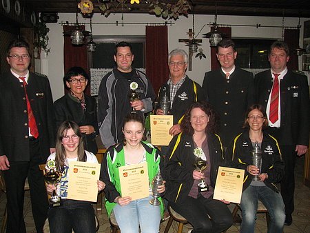 sitzend v. l. : Stefanie Grabler (Hollenbach), Theresa Specht (Hollenbach), Stephanie Bendicks (Ambach), Sabine Füssl (Ambach) stehend v. l.: Bernhard Schoder (1.Schützen- meister Ambach), 2. Bürgermeisterin Maria Lang, Christoph Beck (Schainbach), Albert Kranz (Ambach), 1. Bürgermeister Günter Gamisch, Josef Rehm (1. Sportleiter Ambach)