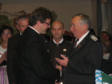 Bernhard Schoder (links) erhält vom Bezirksschützenmeister Eberhard Schuhmann (rechts) das Protektor-Abzeichen