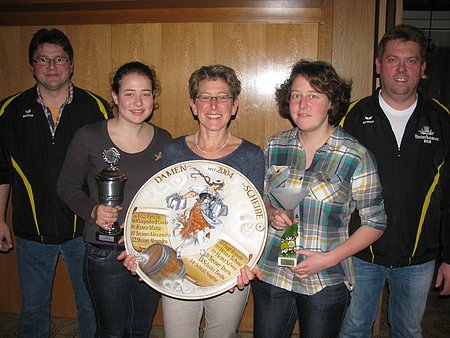 v.l. 1. Vorstand Bernhard Schoder, Paula Schmidberger, Anna Schmidberger, 1. Sportleiter Josef Rehm