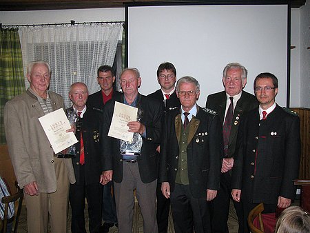 v.l. Ludwig Neff sen., Ehrenvorstand Manfred Mayr sen., Bürgermeister Günter Gamisch, Josef Neff sen., 1. Schützenmeister Bernhard Schoder, Gauschützenmeister Karl Mosch, Gauehrenschützenmeister Felbermeir Martin, 2.Schützenmeister Markus Mayr