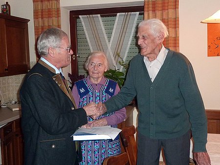 Gauschützenmeister Karl Mosch gratuliert Karl Kranz sen. für 80 Jahre Mitgliedschaft.
