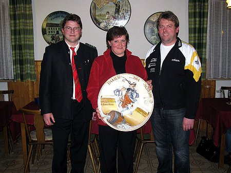 Nikolausschießen 2009 - Gewinner der Damenscheibe v.l. Bernhard Schoder, Sabine Heinz, Josef Rehm