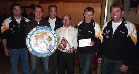 (v. l.) 1. Schützenmeister Bernhard Schoder, Peter Steiner jun., Martin Roßkopf, Stephan Raudensky,
Franz Appel jun., 1. Sportleiter Josef Rehm